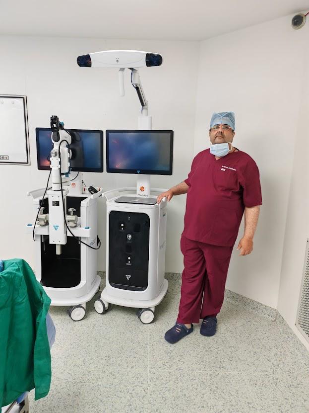 Dr. Vivek Allahbadia — professional portrait, HOD Orthopaedics, Hinduja Healthcare Surgical, Khar, Mumbai